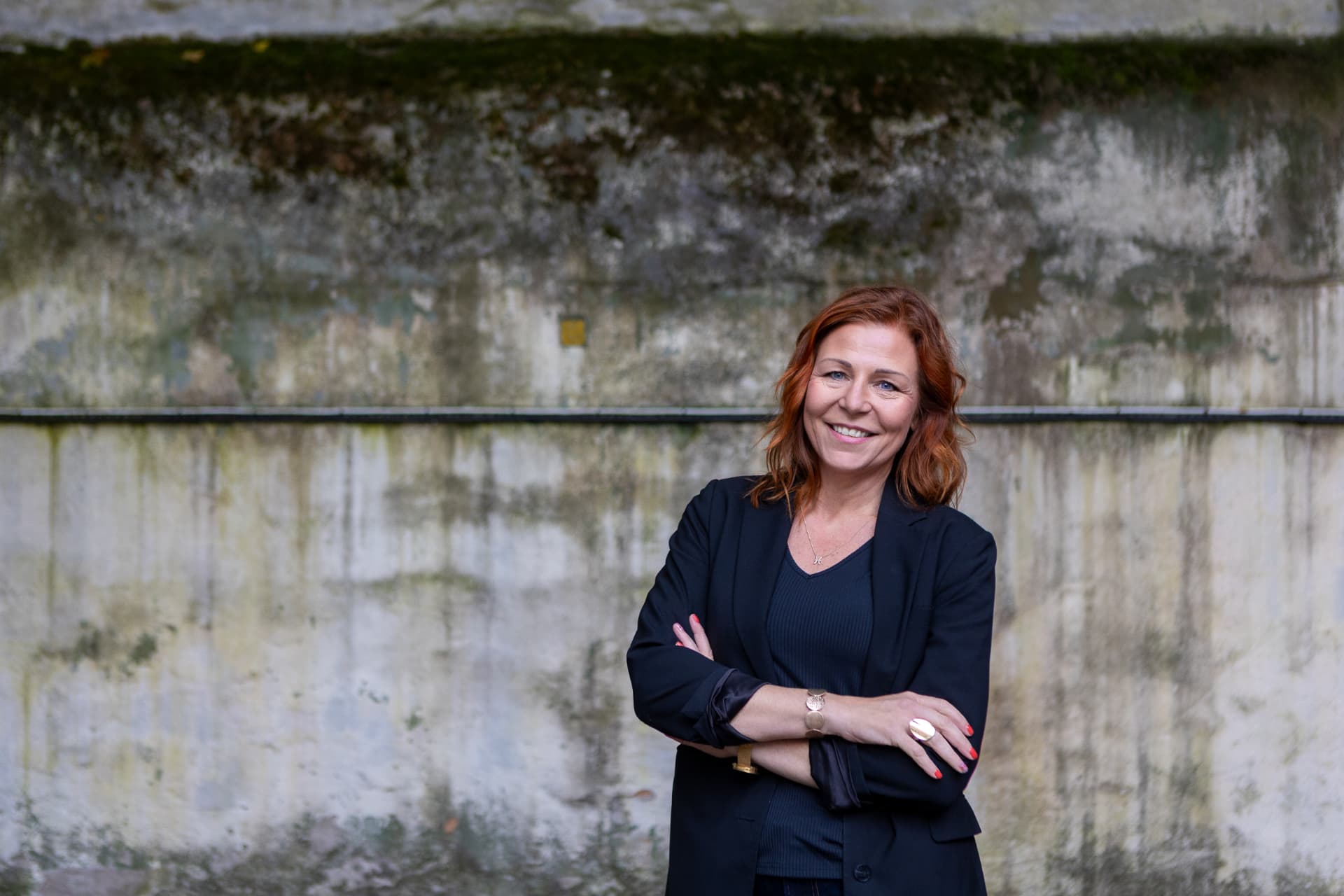 Sandra Sundbäck framför en betongvägg